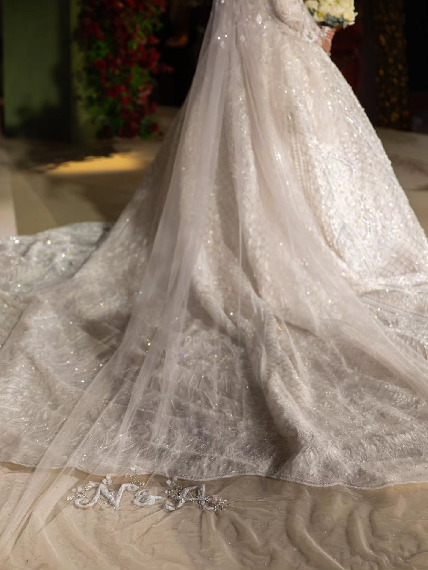 تفاصيل تم تطريزها على الطرحة