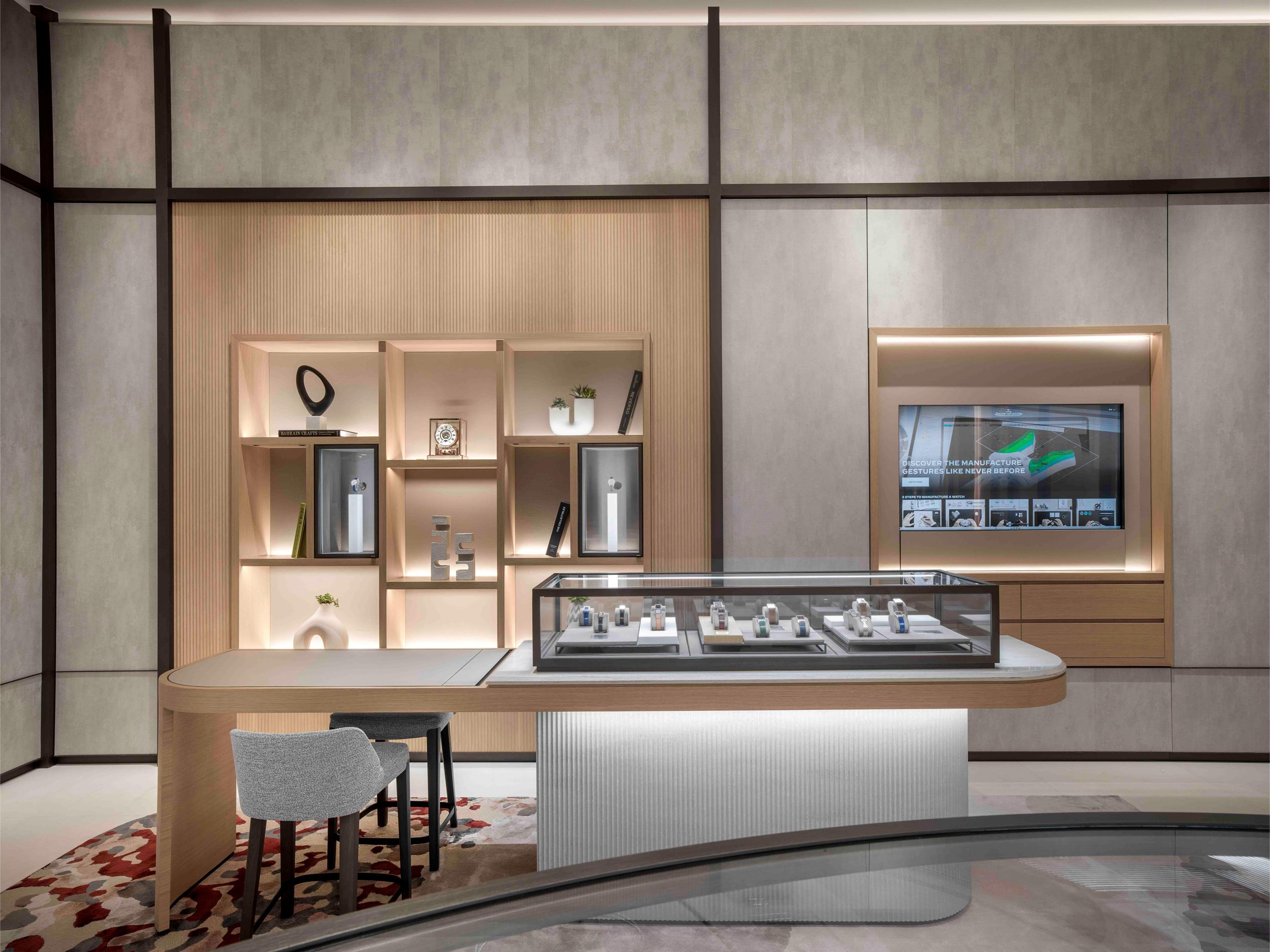 تفاصيل فاخرة داخل بوتيك Jaeger-LeCoultre في ماراسي البحرين تعكس فلسفة العلامة البصرية