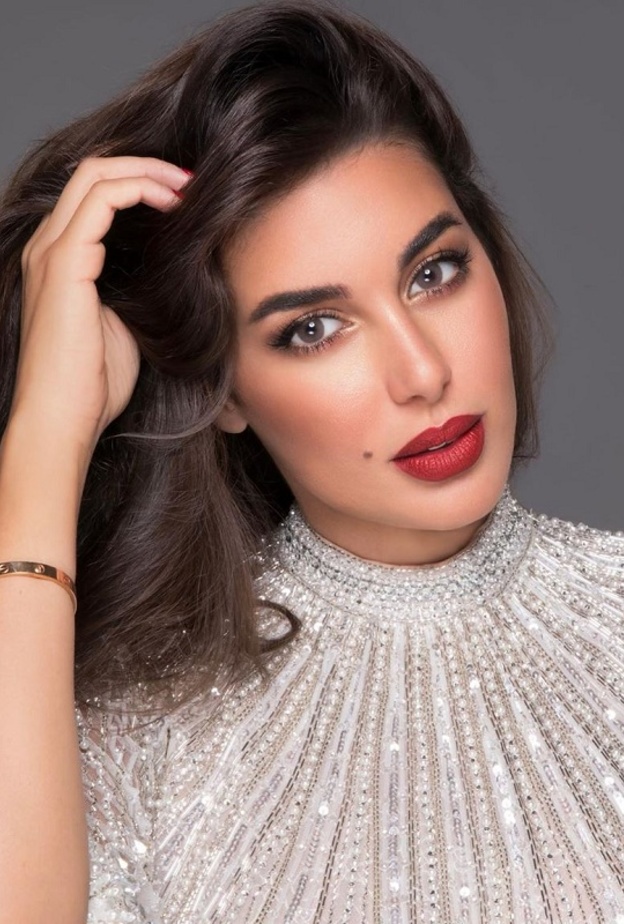 تفضل الفنانة ياسمين صبري الظهور بالعدسات اللاصقة