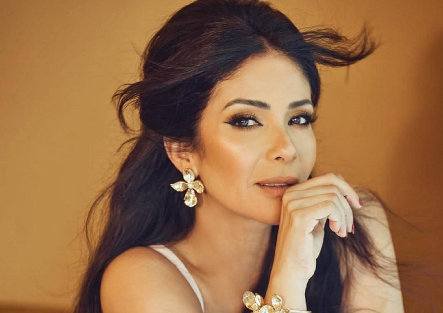 تفضل منى زكي عمل مساج لشد البشرةة