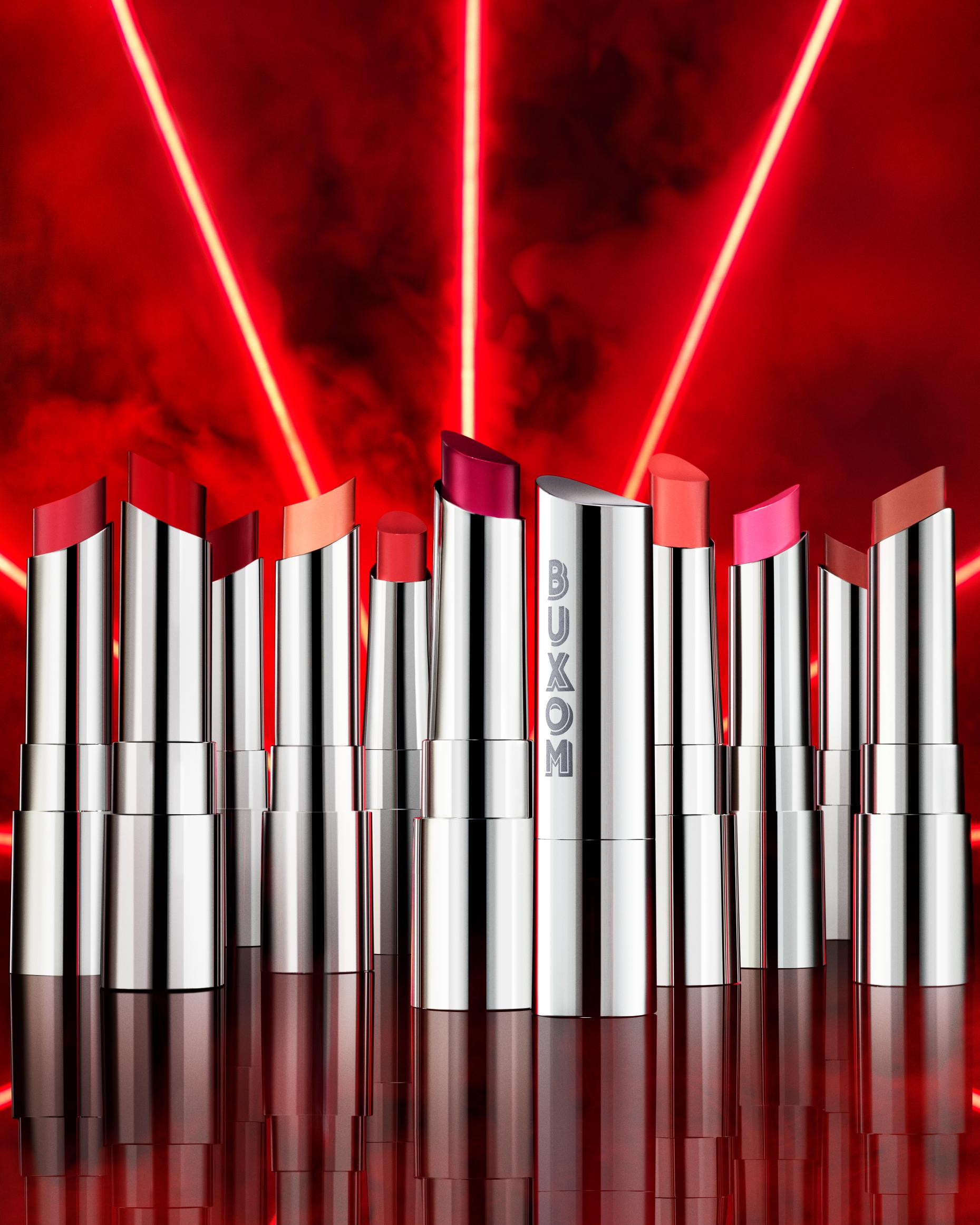 تقدم علامة BUXOM لمستحضرات التجميل أحمر شفاه جديد بعنوان Full-On™ Lipstick الذي يأتي بتركيبة غنية بمغذيات الشفاه