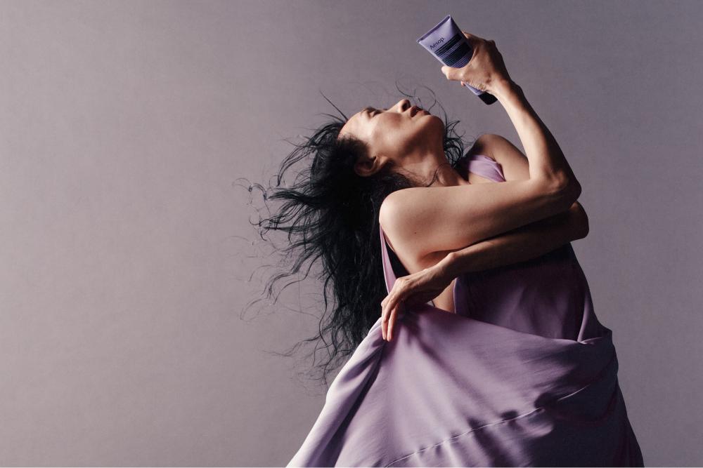 تقدّم إيسوب أوّل غسول كريمي للجسم، بتركيبة فريدة التي تجمع بين المواد المُرطّبة وخلاصات نباتية مُنقّية