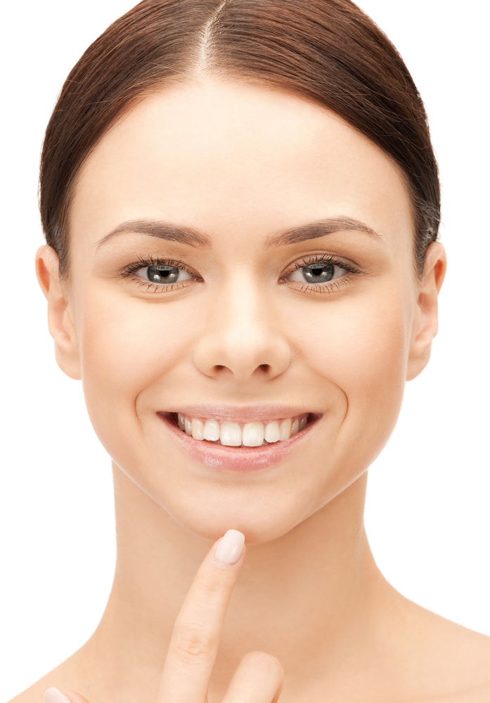 تقشير البشرة بلطف يساعد على تجديد الخلايا وتقليل تراكم الميلانين