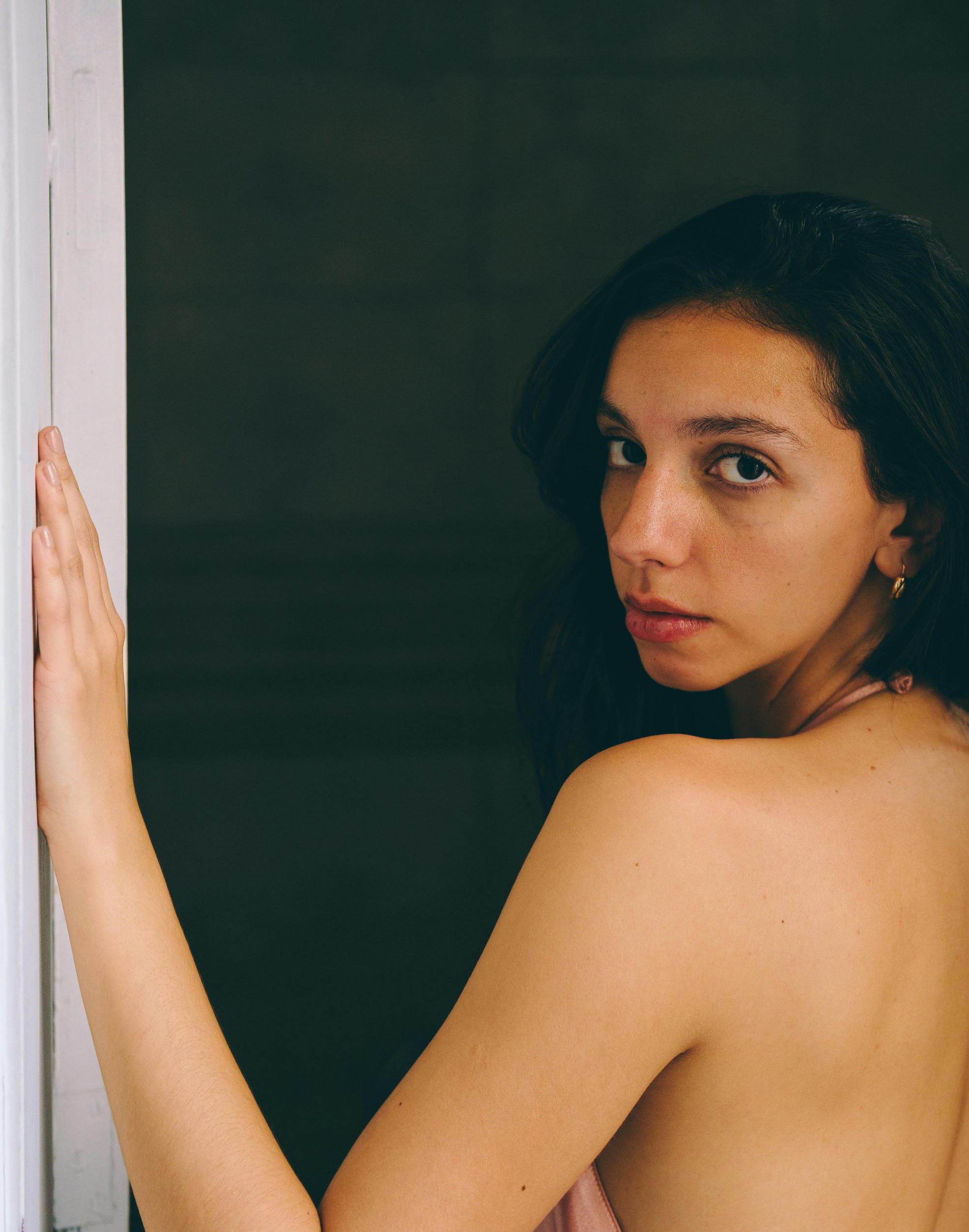 تقشير الظهر مهم لأنه يخلّص البشرة من الخلايا الميتة