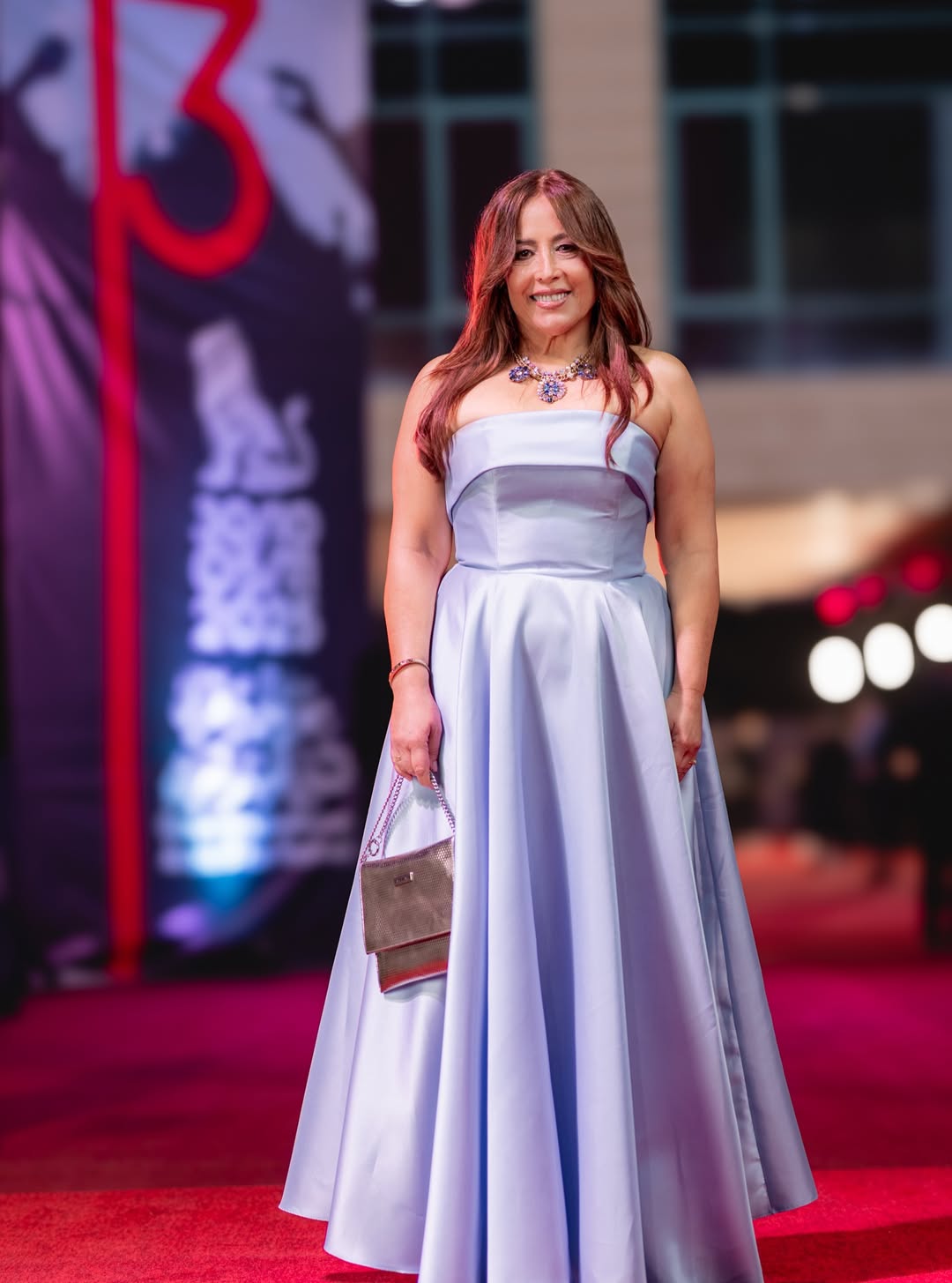 تقلا شمعون بفستان سهرة من الحرير باللون الأزرق الفاتح