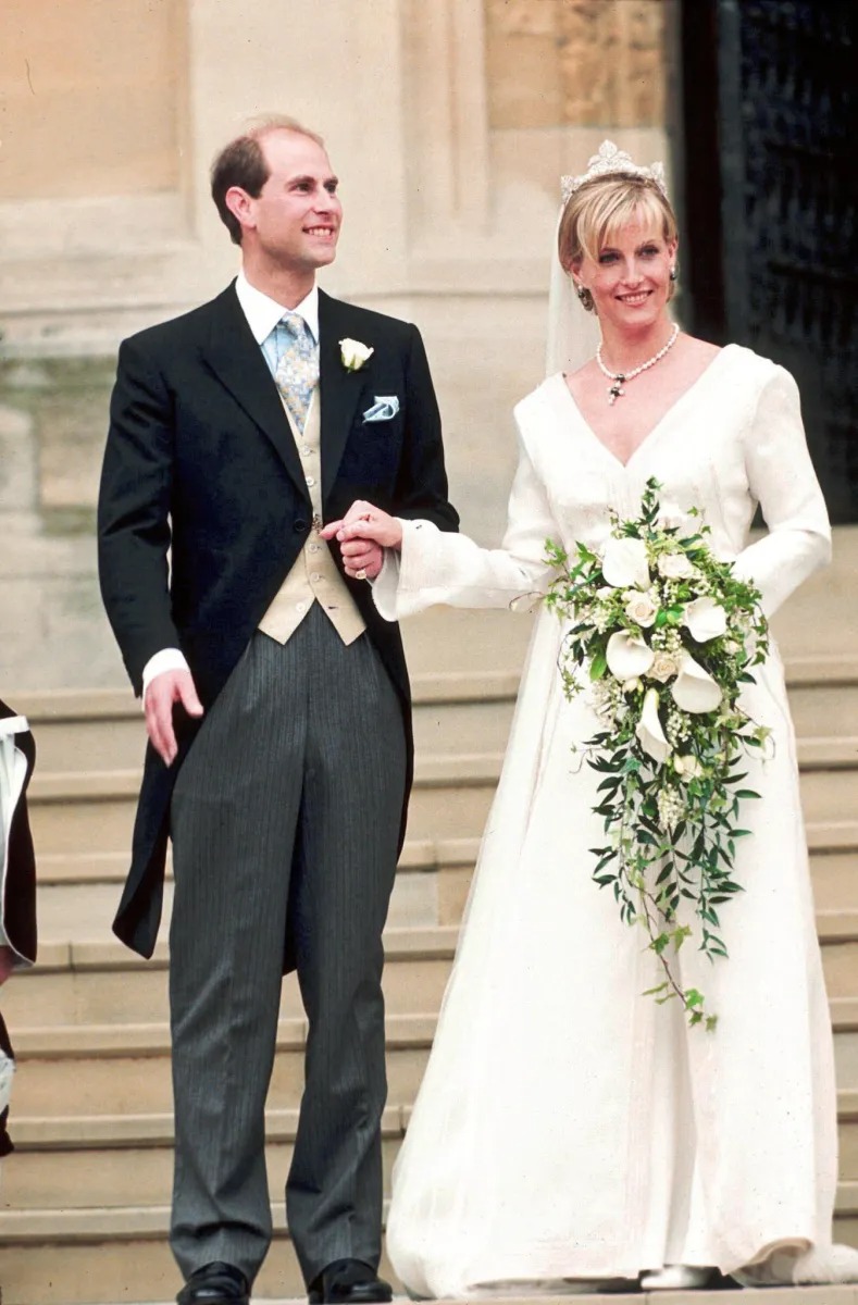 تقليد التبرع بزهور الزفاف