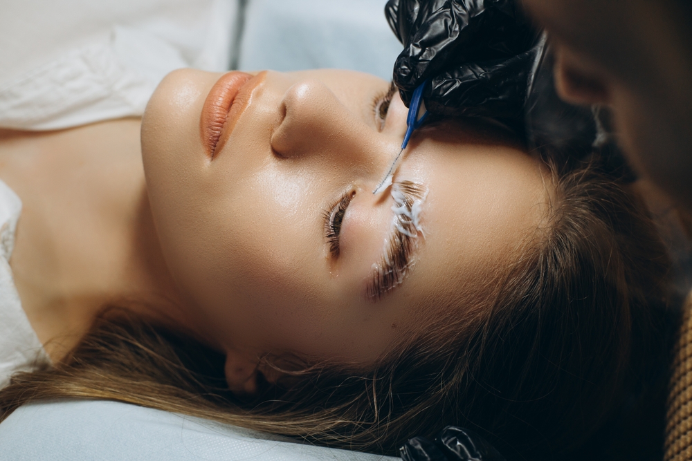 تقنيات تمليس الحواجب (Brow Lamination) في 2026 يركز على النعومة والرفع الطبيعي