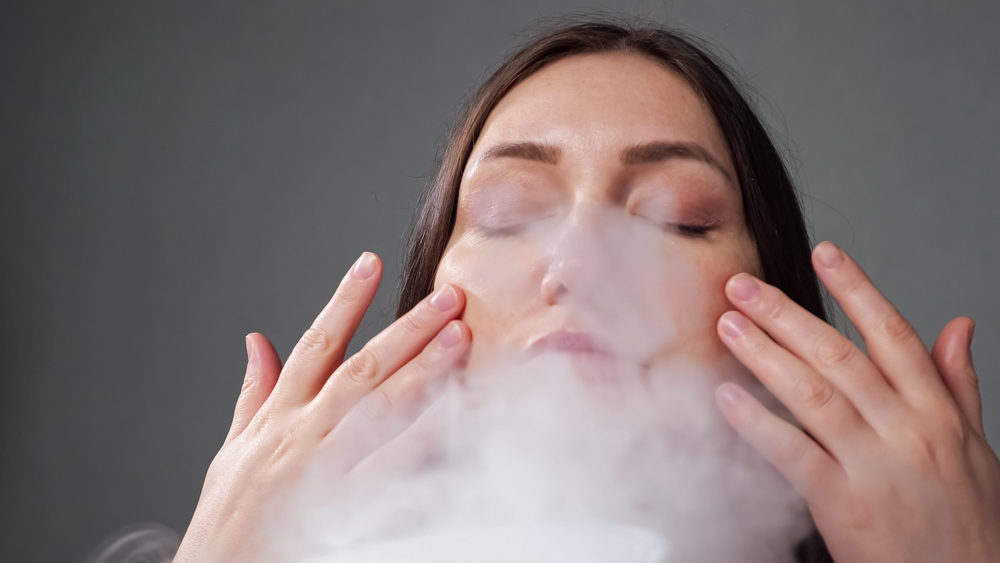 تقنيات حديثة يلجأ لها جيل زد وهو التنظيف بالبخار