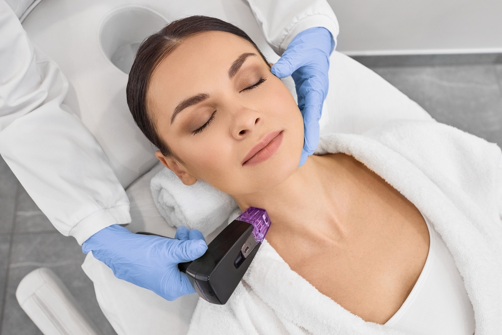 تقنيات غير جراحية تساعد على شد الجلد بدرجات بسيطة إلى متوسطة