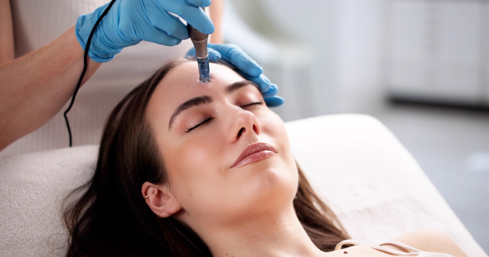 تقنية المايكرونيدلينغ من أكثر العلاجات التجميلية رواجًا لتحفيز تجدد البشرة