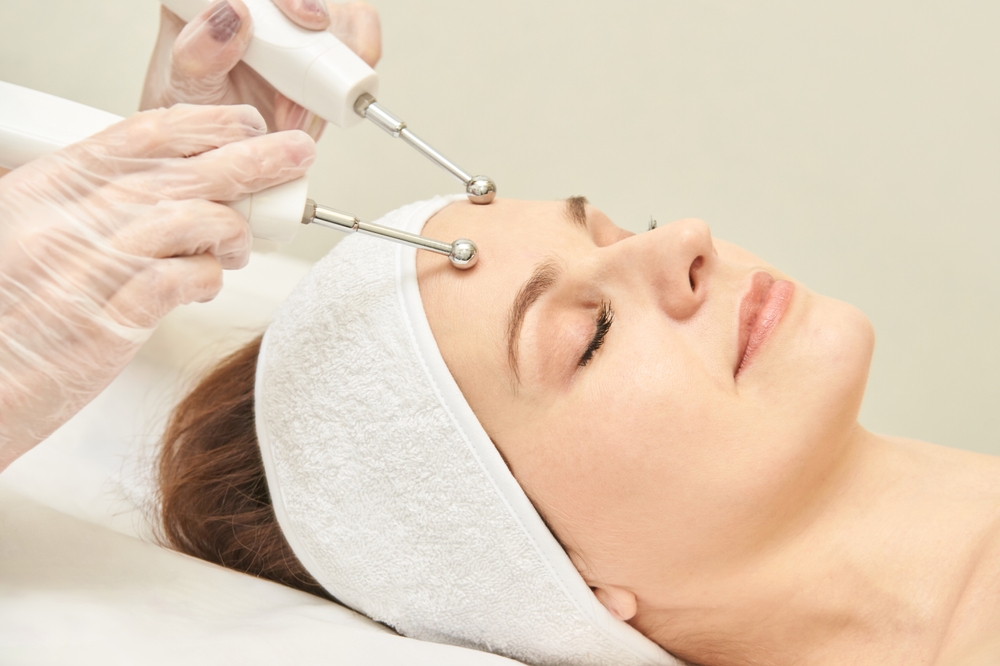 تقنية شدّ البشرة بالكهرباء تعتمد على تمرير تيارات كهربائية دقيقة جداً عبر الجلد