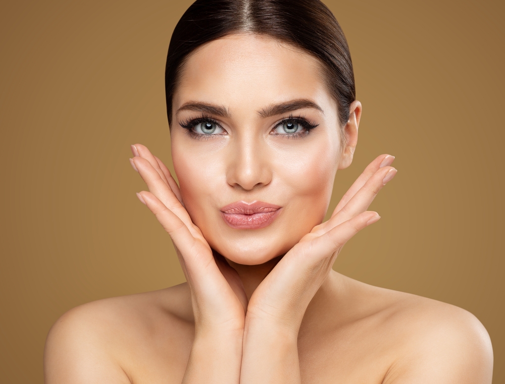 تكثيف الحواجب يعزز من ثقة المرأة بنفسها