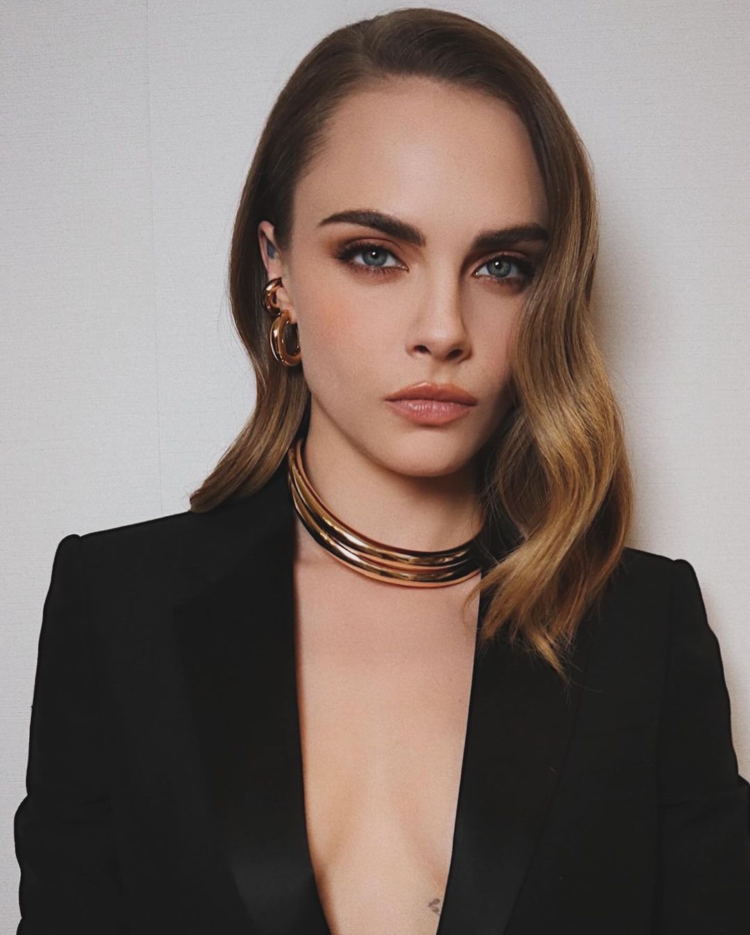 تكسير الشعر القصير بخصل عريضة من إطلالة Cara Delevingne - الصورة من حسابها على انستغرام