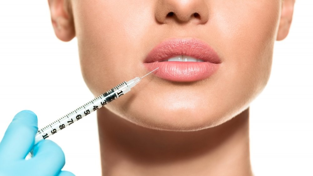 تلجأ النساء إلى حقن الفيلر والبوتوكس بشكل سهري للحصول على وجه شبابي ومتوهج