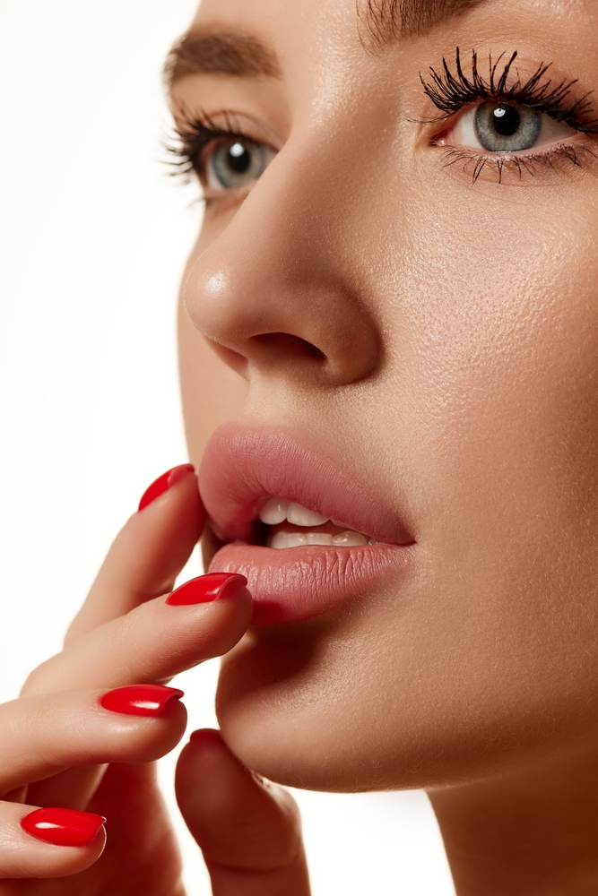 تلجأ بعض النساء إلى حقن الكولاجين والبروتينات كحل لتحسين ملمس الشفاه ومرونتها