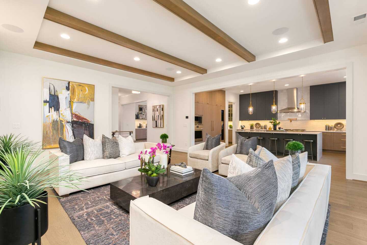 تلعب الإضاءلت دورًا في تمييز المساحات داخل المخطط المفتوح