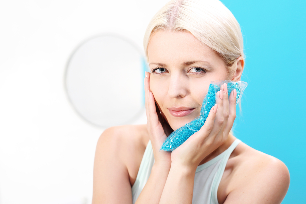 تلعب الكمادات الباردة دوراً مهماً في تنشيط البشرة ومنحها مظهراً أكثر حيوية