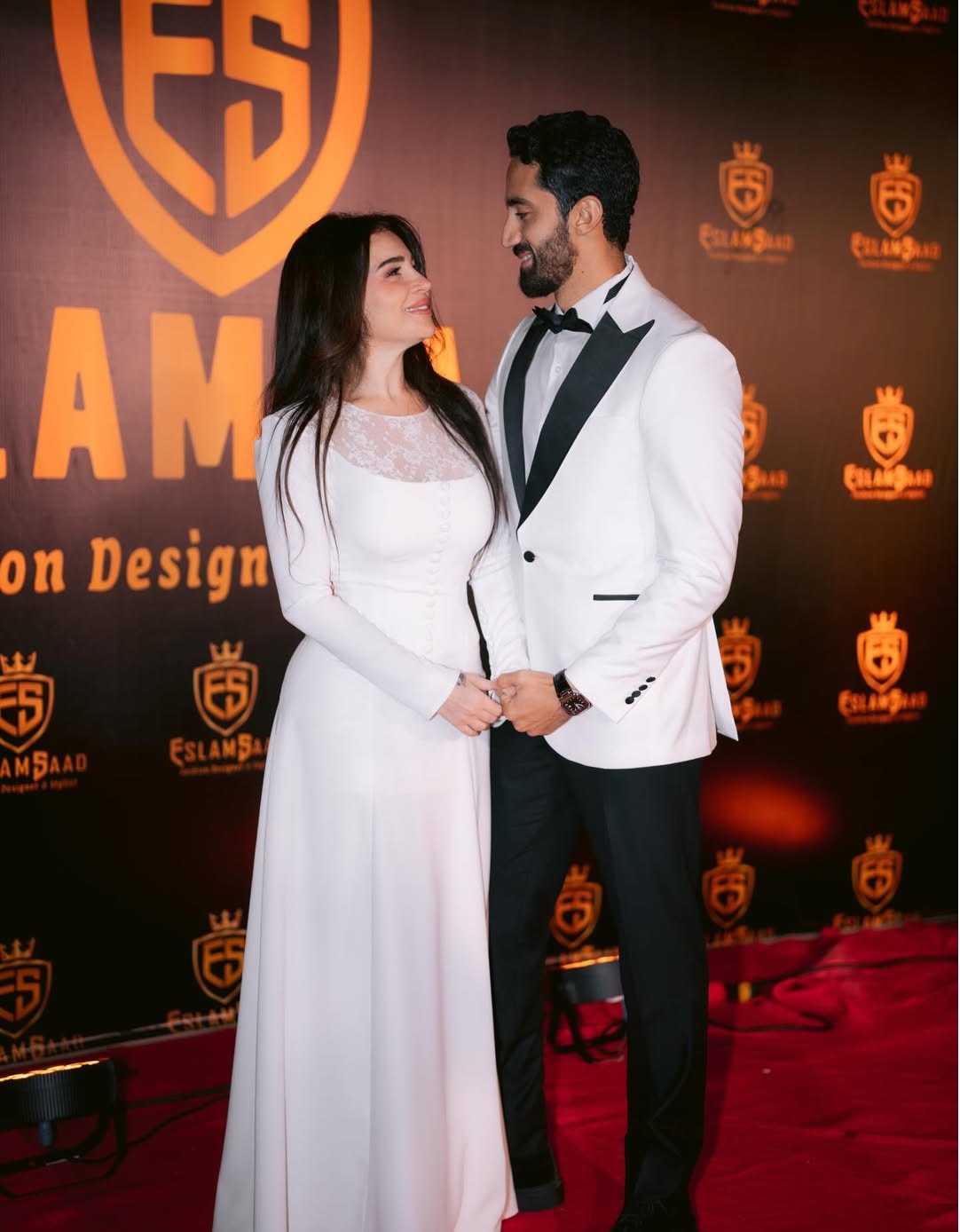 تم تصميم الفستان الابيض خصيصا لها