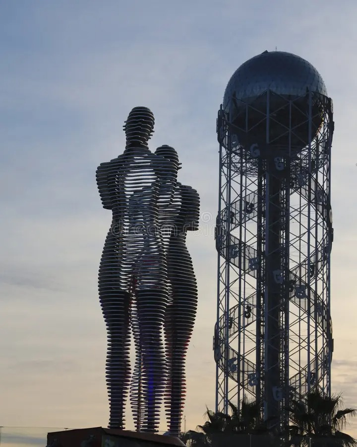 تمثال علي ونينو Ali and Nino وبرج الأبجدية Alphabetic Tower