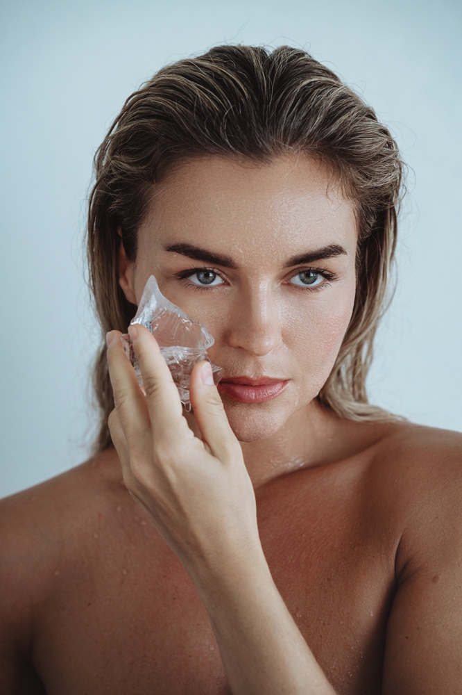 تمرير ثلجة على مناطق الحبوب يساعد في تهدئة الإلتهابات