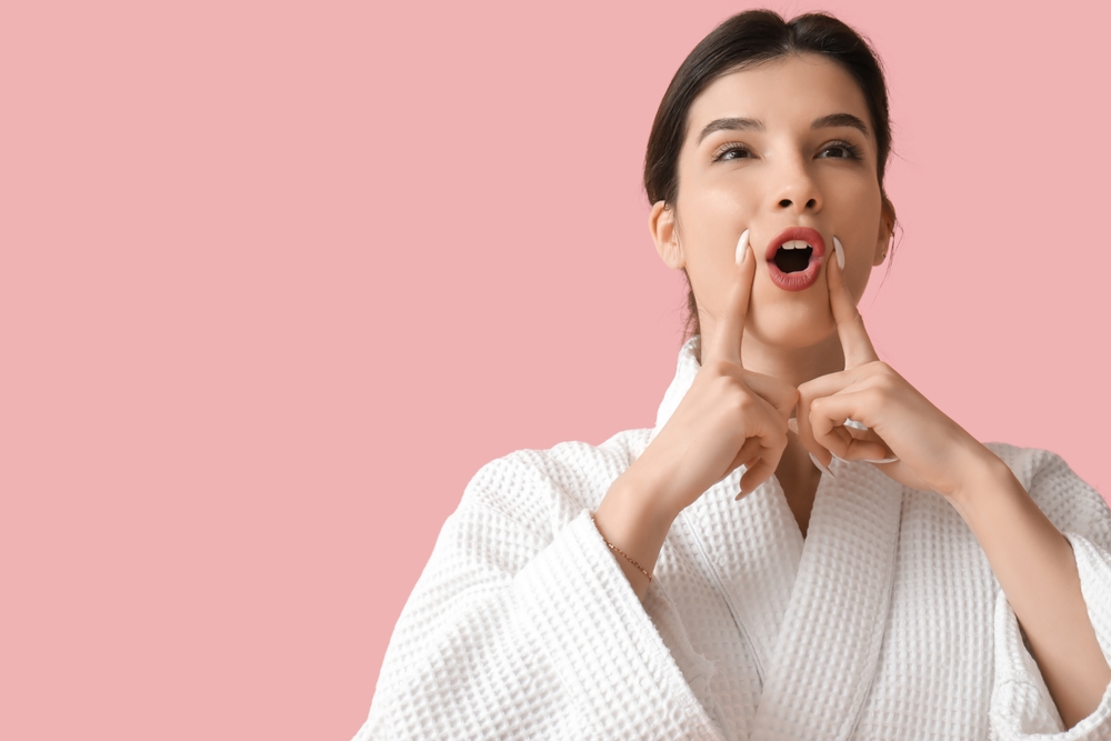 تمرين الشفاه حول الابتسامة تقلل التجاعيد حول الشفتين.