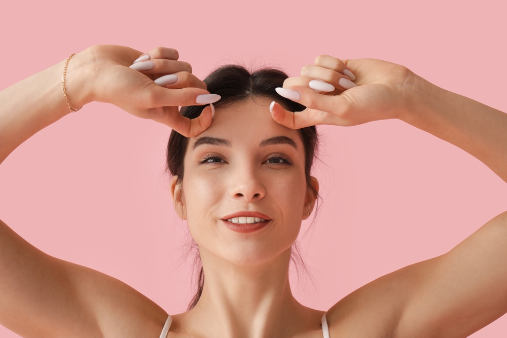 تمرين رفع الحاجب والجبهة يفيد بشد عضلات الجبهة وتقليل الخطوط الأفقية