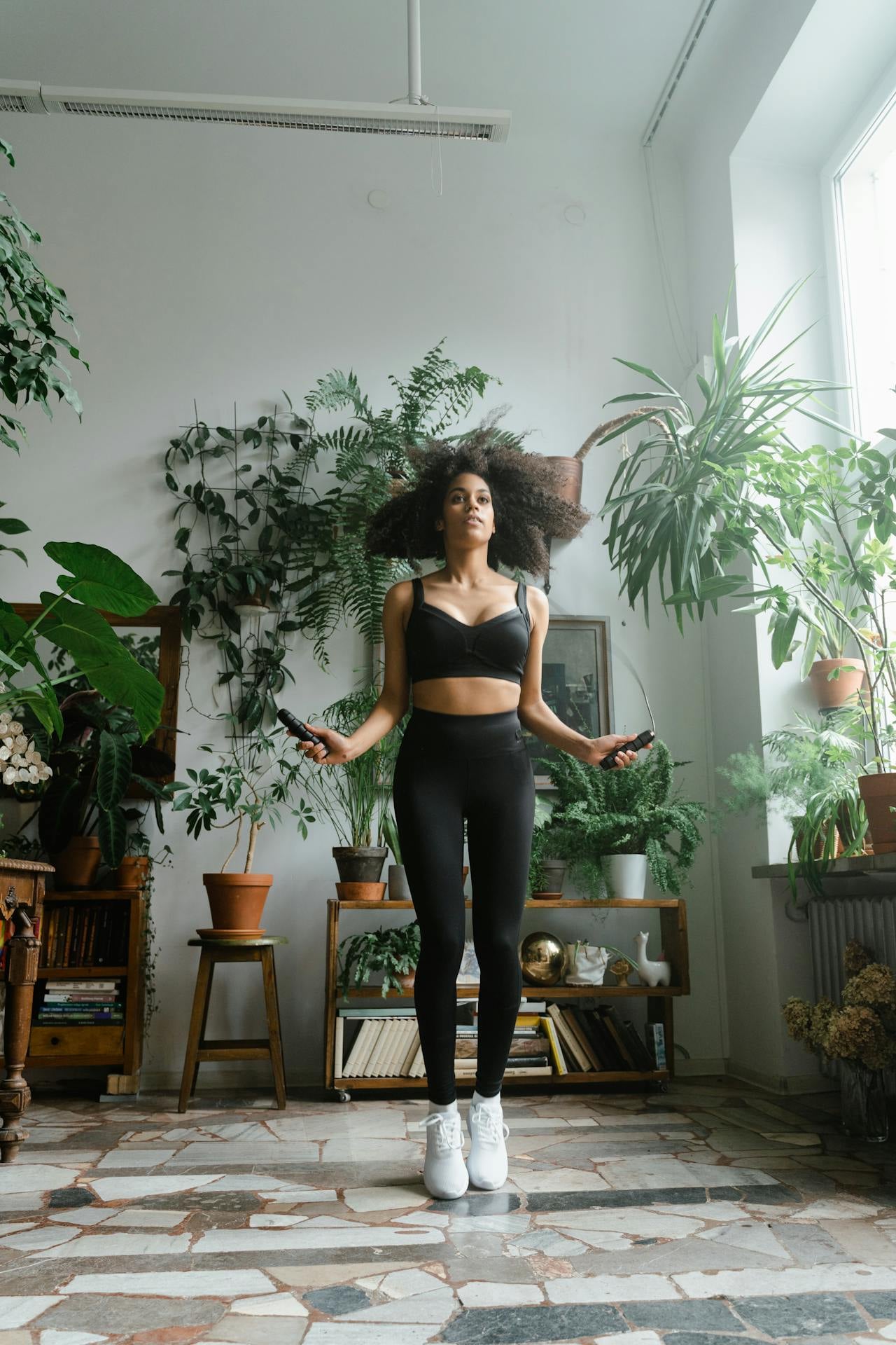 تمرين نط الحبل أحد التمارين الصاحية القصيرة لتنشيط الجسم وتحسين المزاج