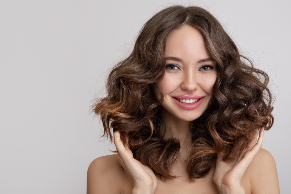 تمنح الزيوت والماسكات الشعر مظهراً أكثر نعومة وتساعد على تقليل الجفاف والتكسر