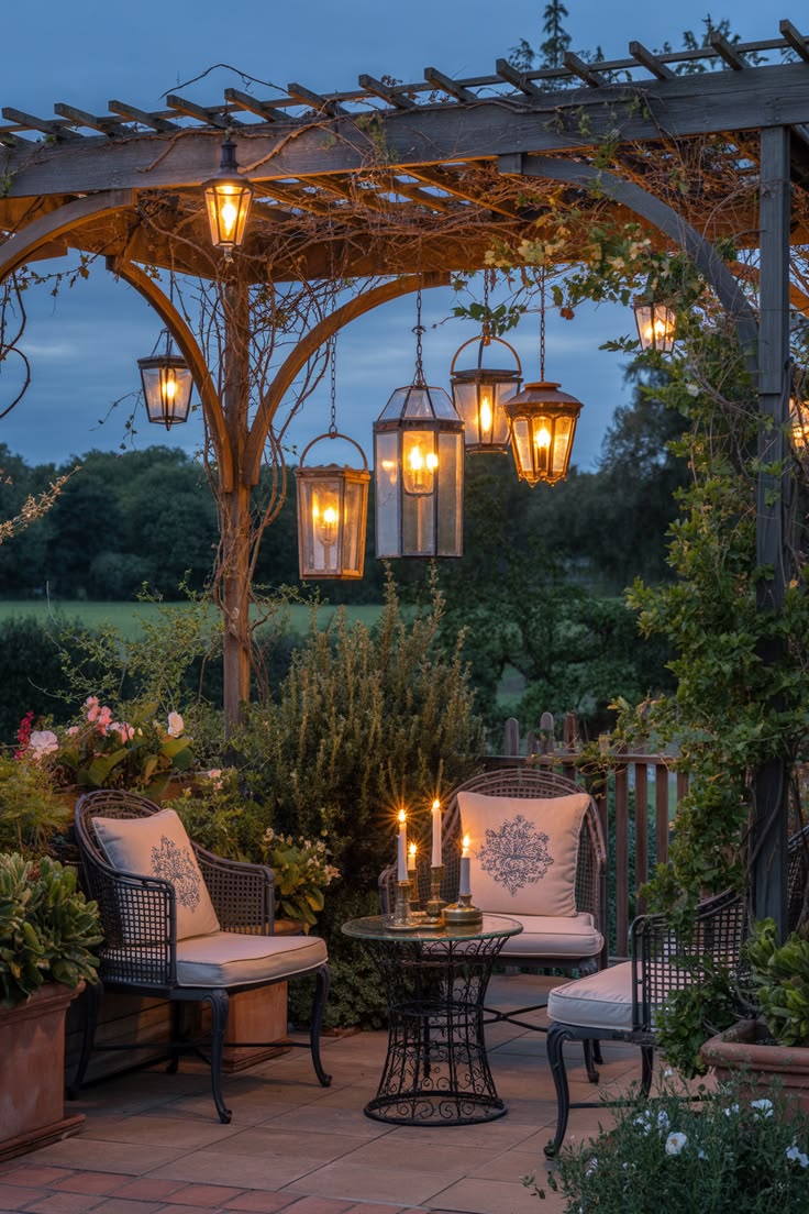 تمنح الفوانيس العتيقة لمسة رومانسية هادئة ليلًا على الفناء الخلفي