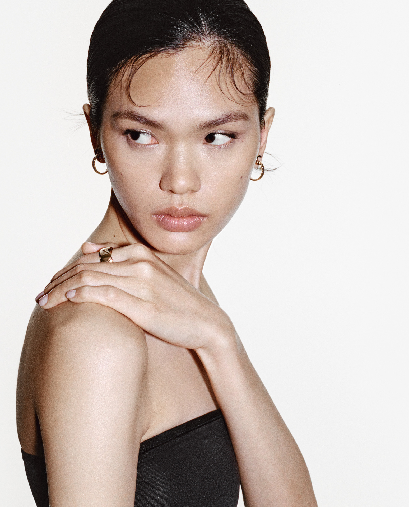 تميزت عارضة الأزياء Qun YE بأقراط حلقية وخاتماً من مجموعة COCO CRUSH، بنقشة مبطنة، مصنوعة من الذهب البيج عيار 18 قيراطاً ومرصعة بالألماس.