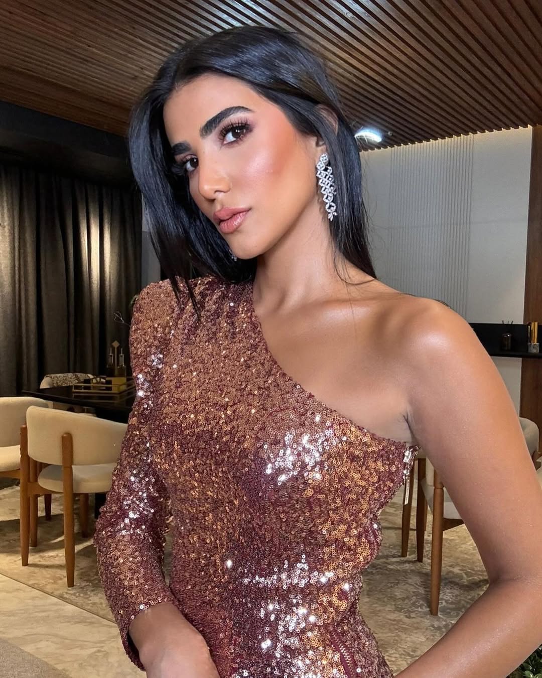 تميل ريم سامي للنعومة في إطلالتها بعد الأمومة