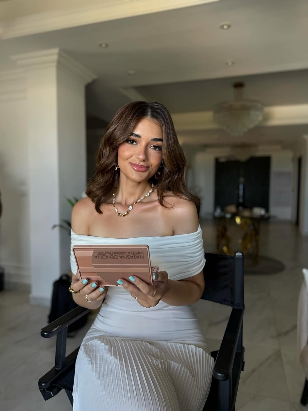 تميل ملك زاهر للبساطة والنعومة في اختيارتها