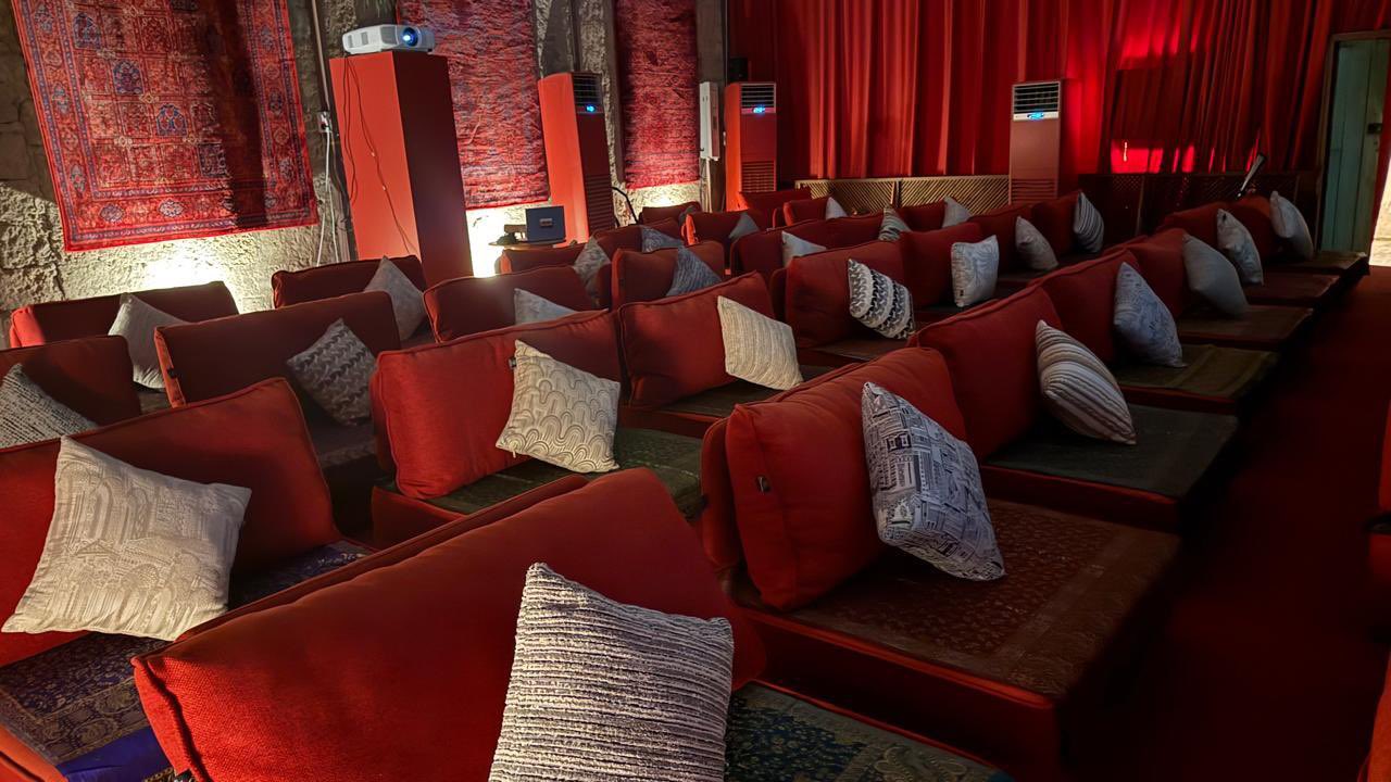 تناغم بصري يجمع التراث مع لمسة عصرية أنيقة في سينما البلد