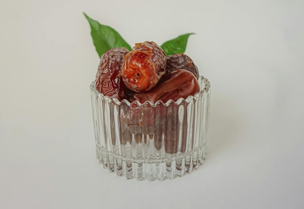 تناول التمر باعتدال وتطبيق ماسكاته الطبيعية مرة أسبوعيًا سر تجديد كولاجين البشرة بشكل صحي وفعّال