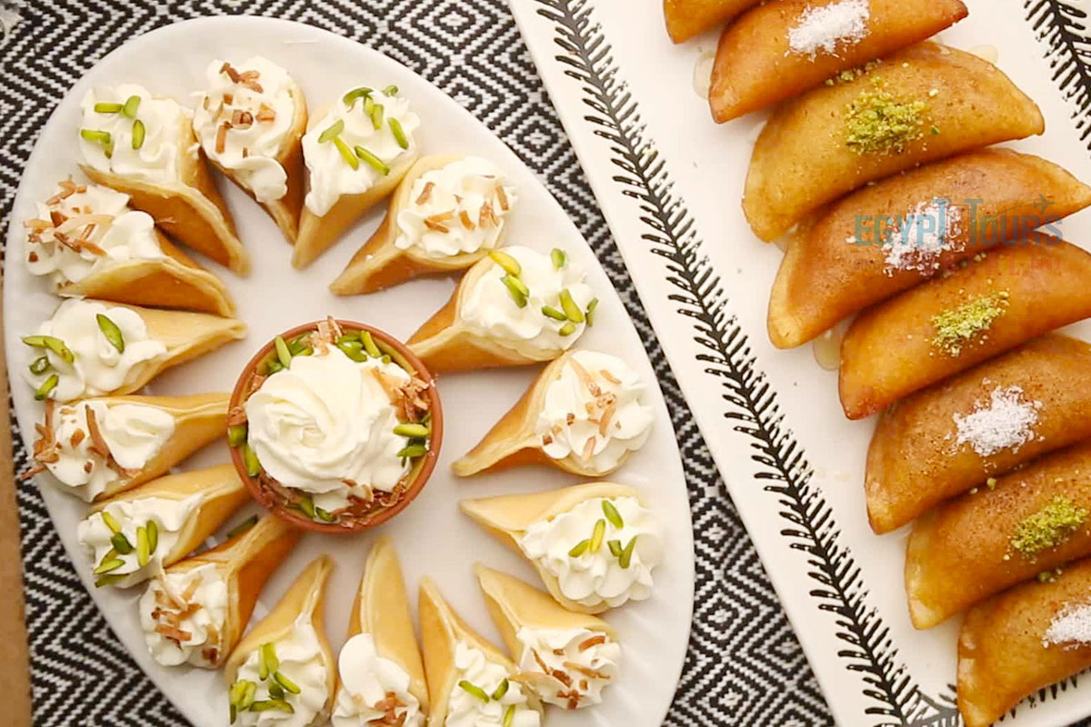 تناول الحلويات المصرية