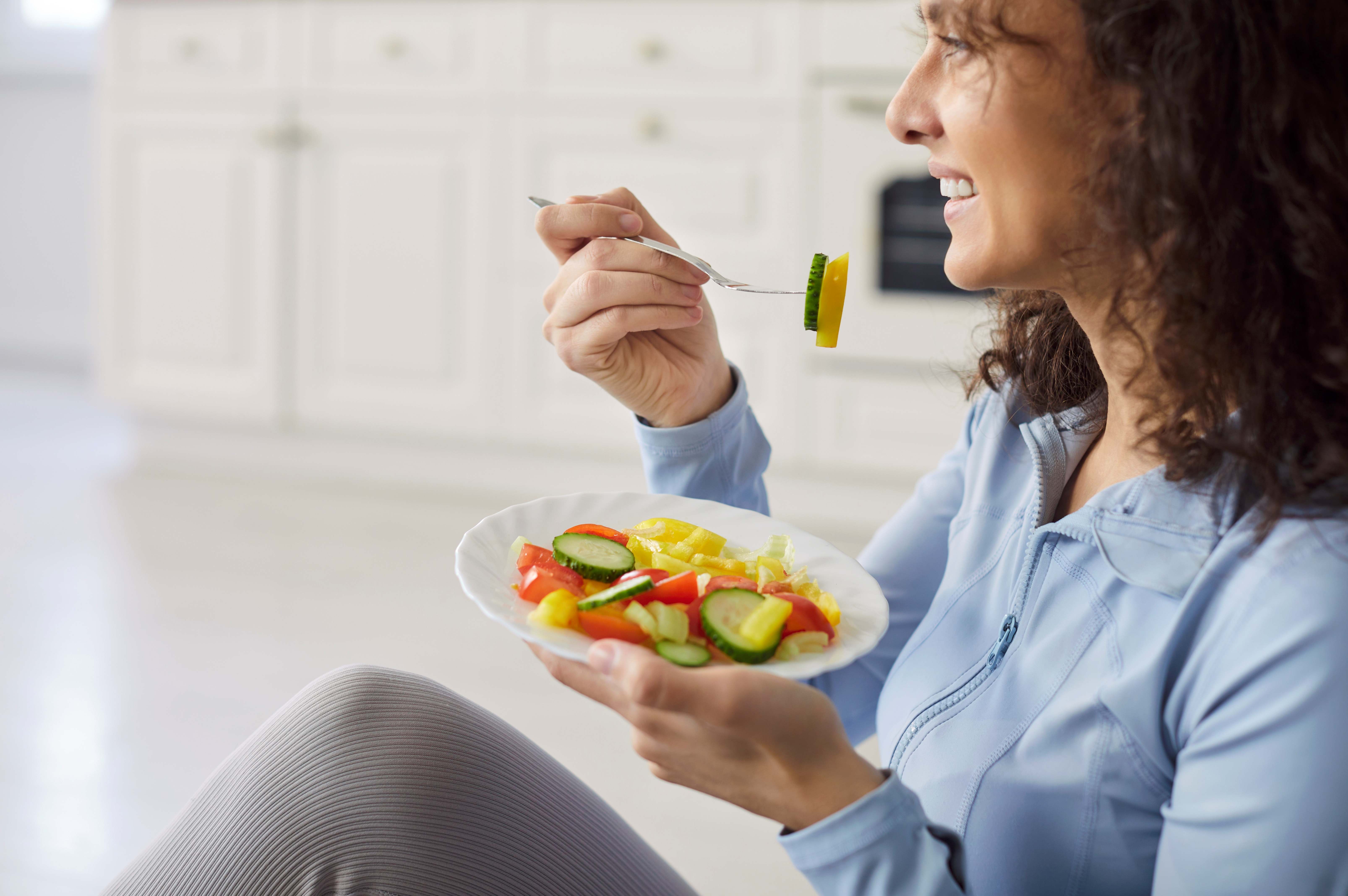 تناول الخضروات الورقية وتجنب الأطعمة غير الصحية يعالج تكيس المبايض