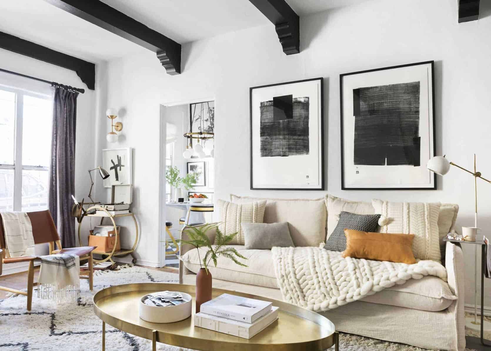 تنسيق الأريكة هو فن حقيقي يحتاج لتنفيذ مجموعة من الخطوات