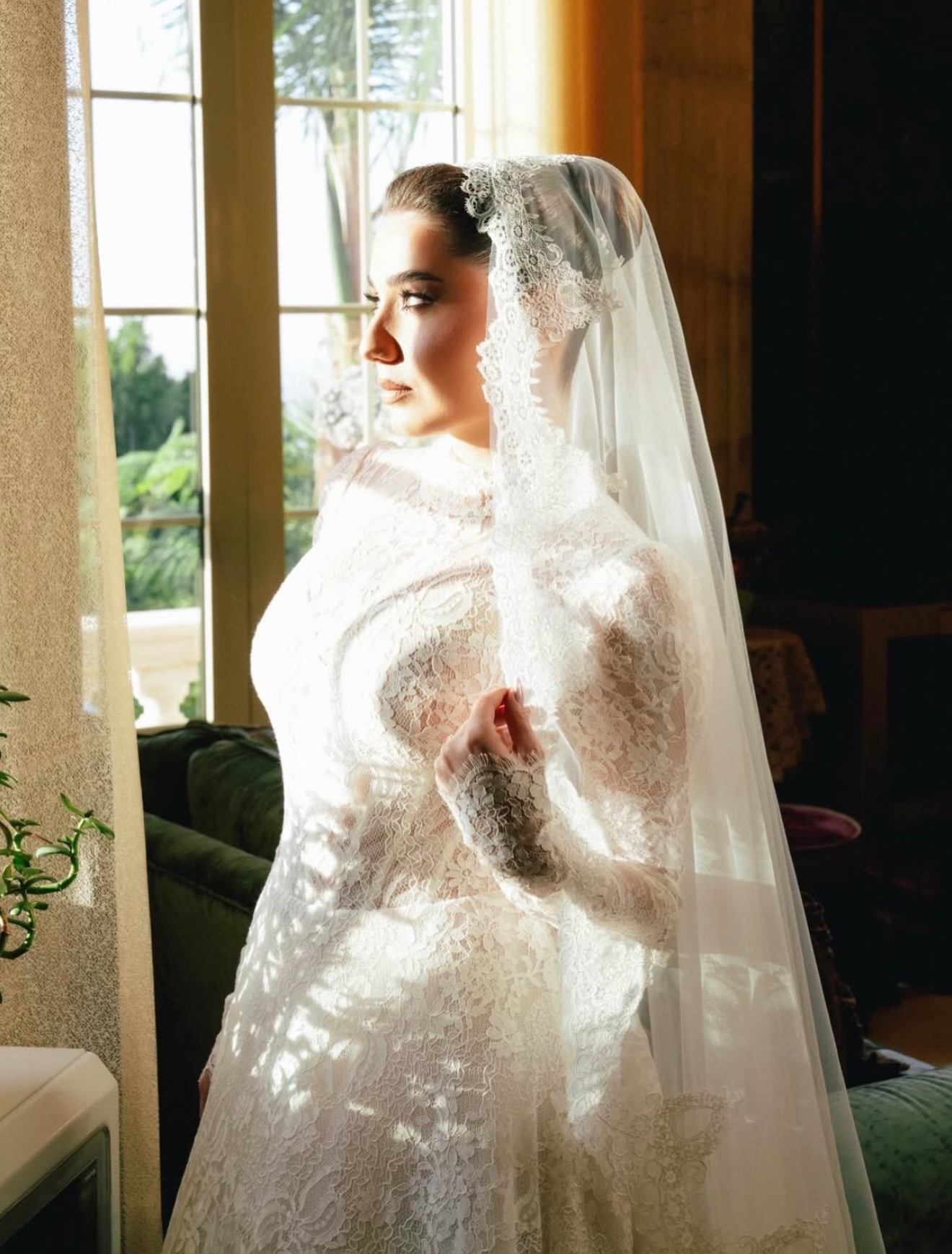 تنسيق الطرحة مع الكعكة المرفوعة من صالون مصفف الشعر محمد بشير