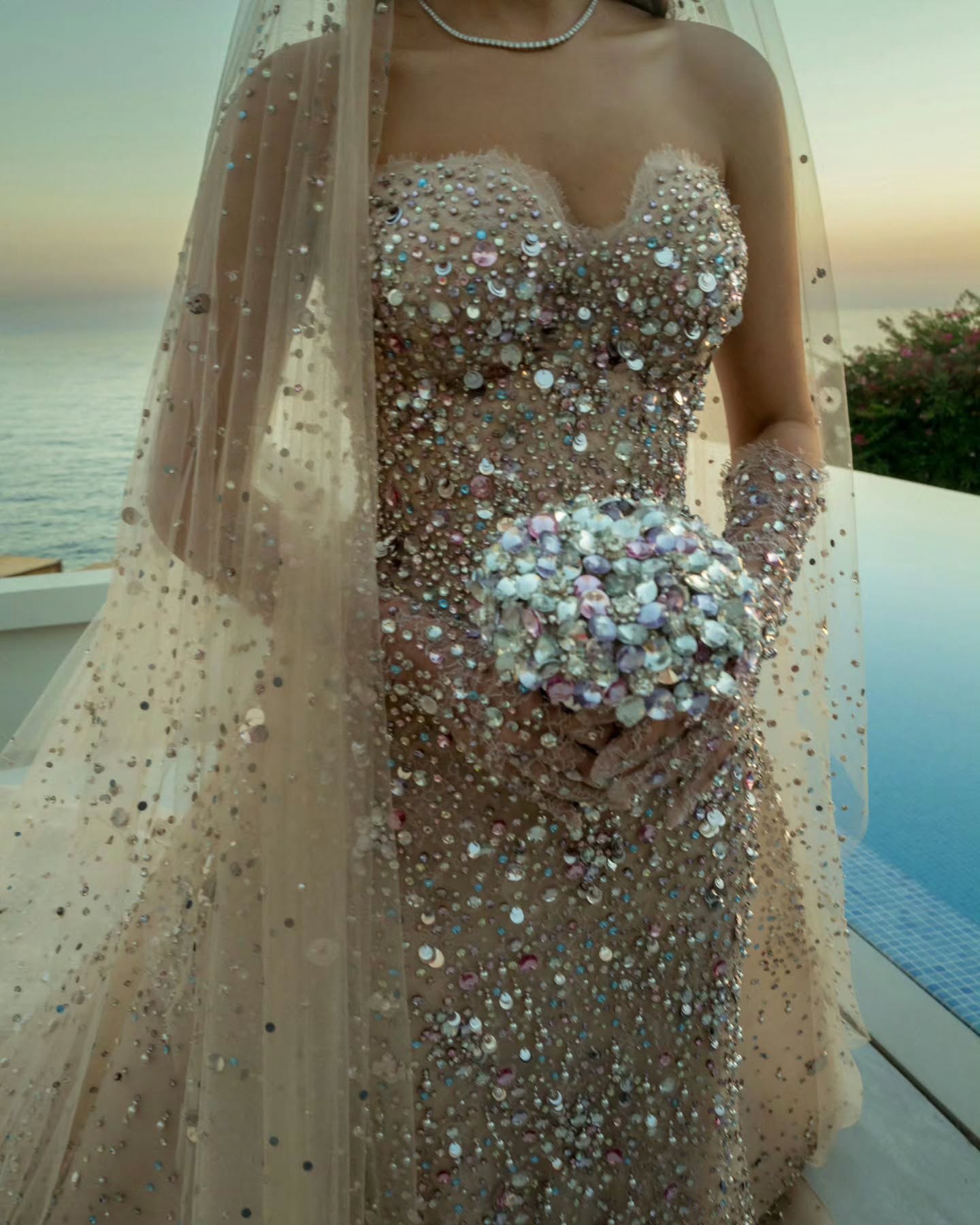 تنسيق الفستان وألوانه مع مسكة العروس