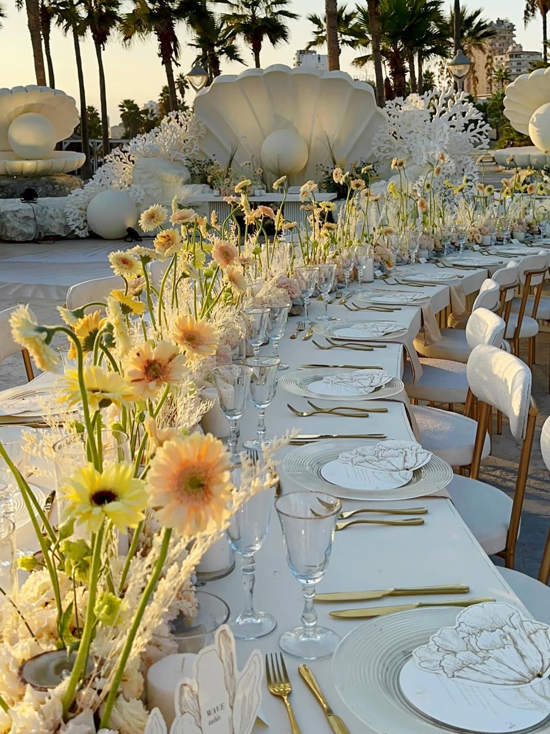 تنسيق الورود بتدرجات اللون الأصفر الزاهي luxurious.events من