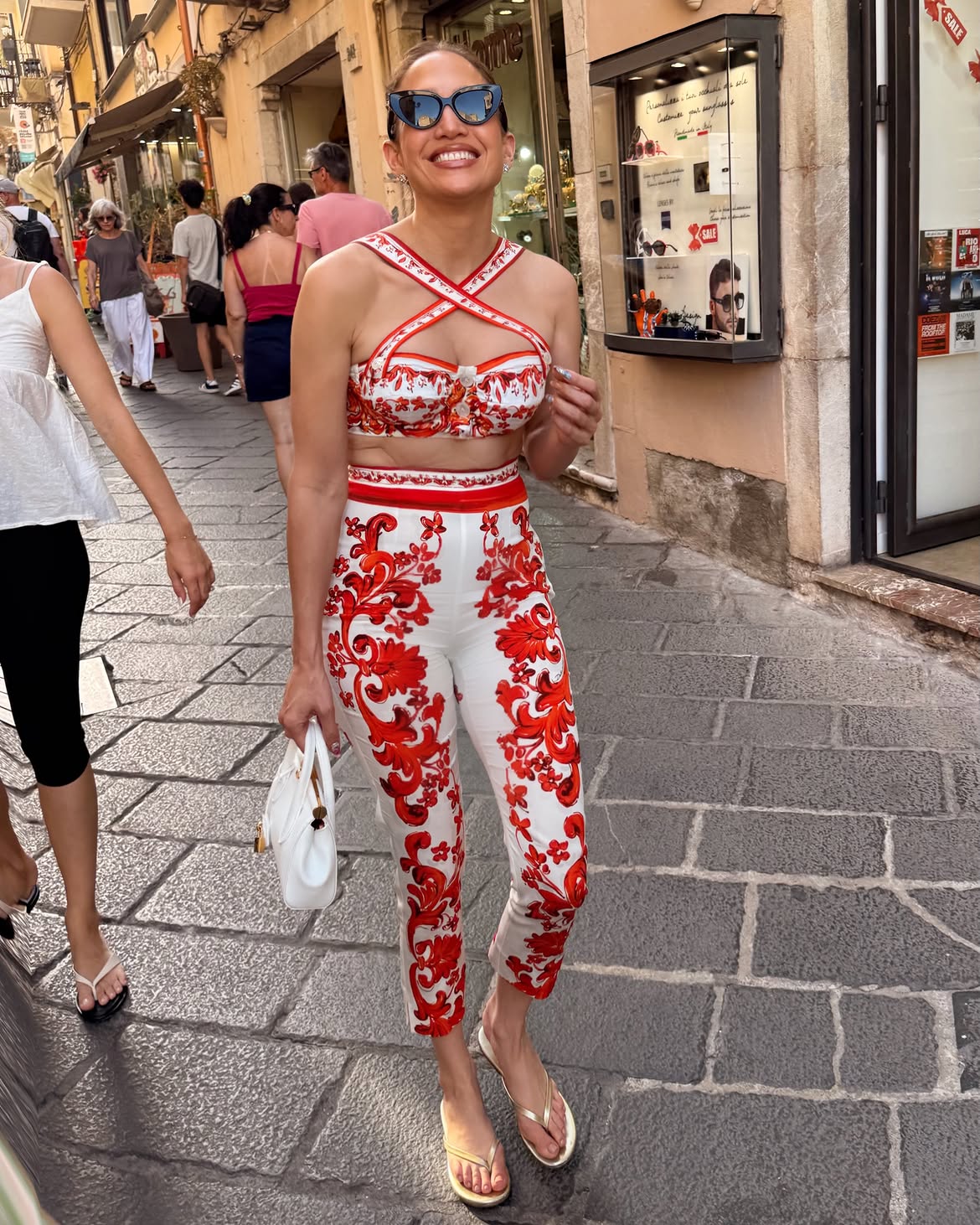 تنسيق بالأحمر والأبيض يحمل توقيع Dolce & Gabbana... حيوية صيفية بطابع متوسطي