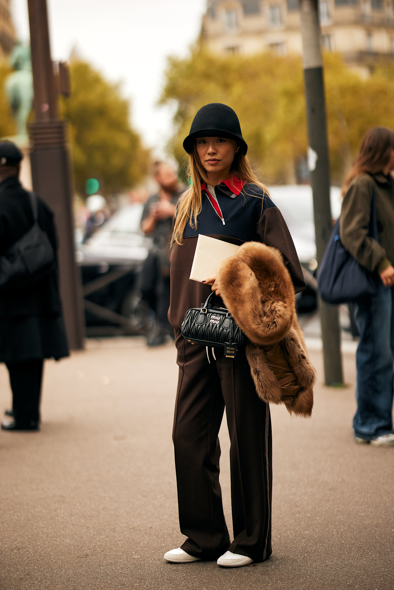 تنسيق سروال التراك سوت مع وشاح من الفرو للمسة كلاسيكية