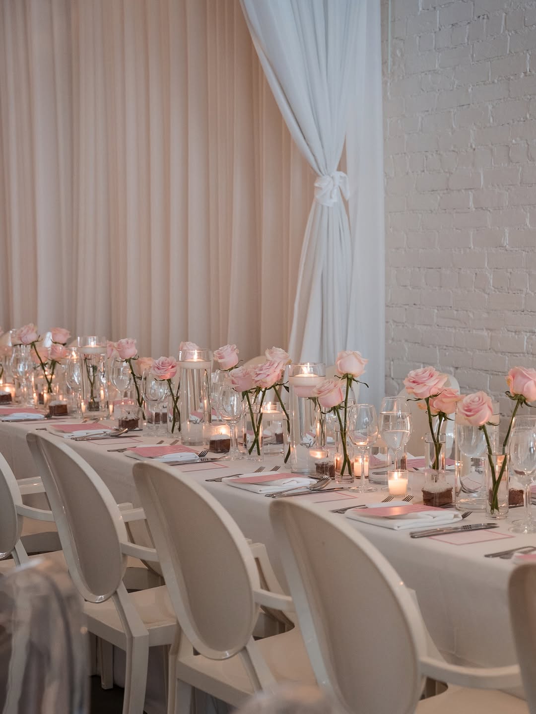 تنسيق طاولة بالزهري- الصورة من OLIVE OIL CAKES