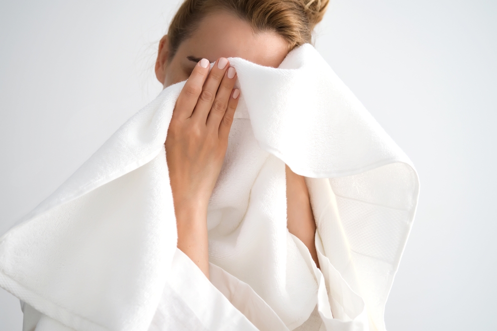 تنشيف البشرة بلطف دون فرك هي الطريقة الصحيحة  بعد البخار