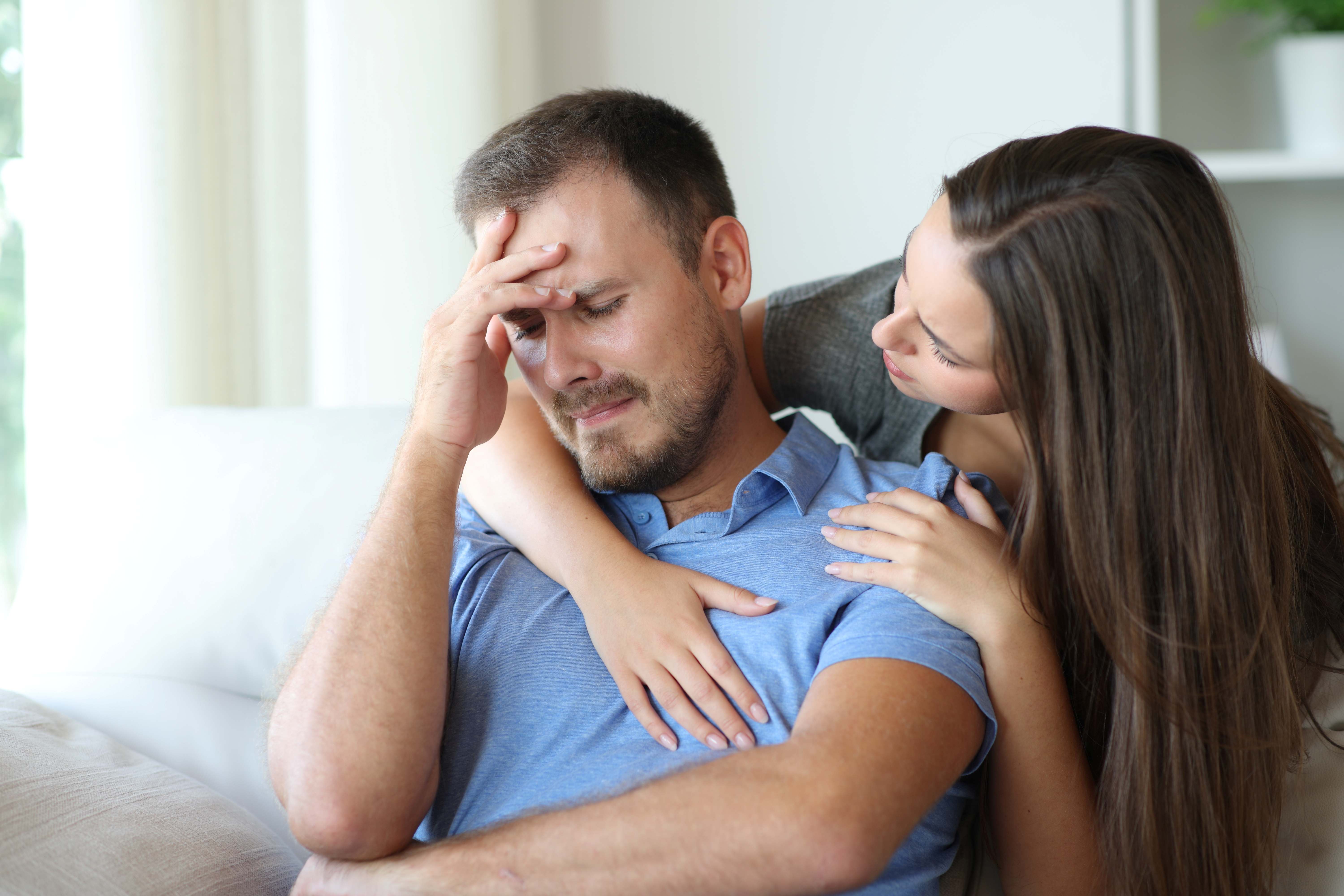 تنصحك خبيرة العلاقات بعدم التسرع في الحكم على الرجل ودعمه لفهم ما يمر ما به