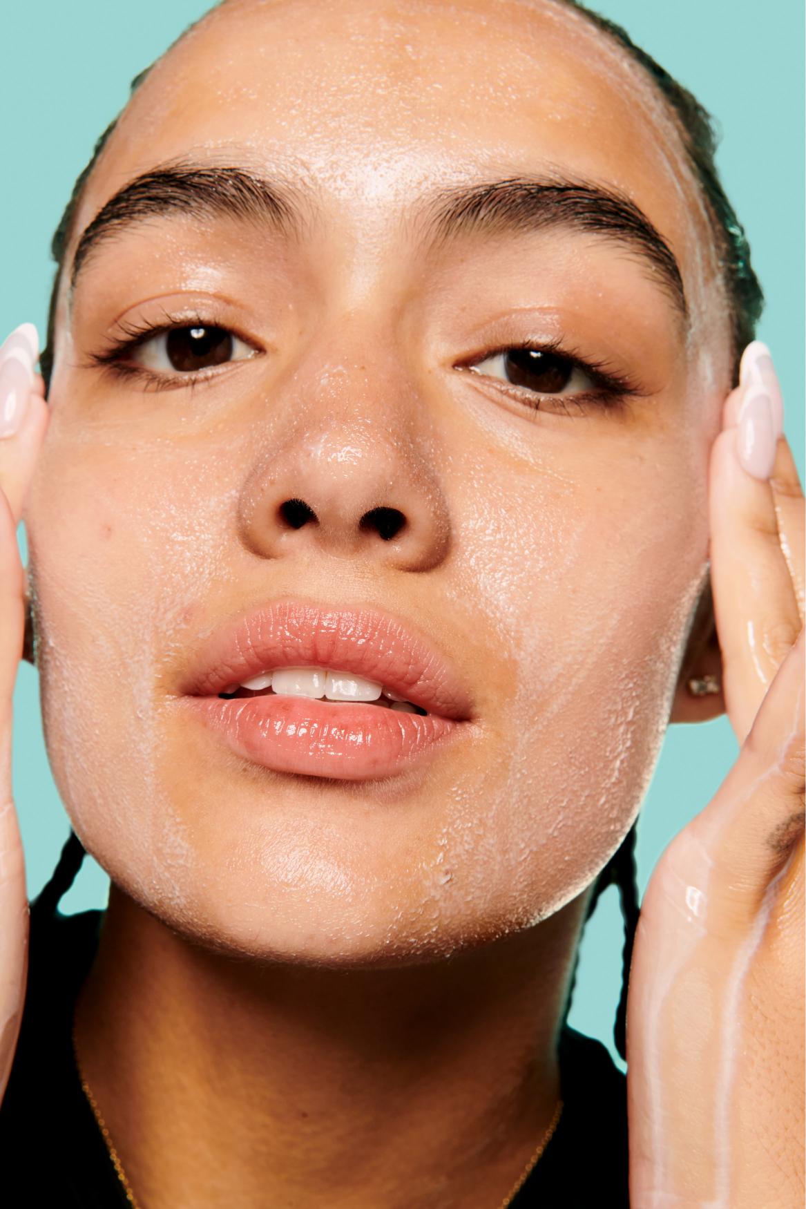 تنظيف البشرة وتنقيتها من السموم