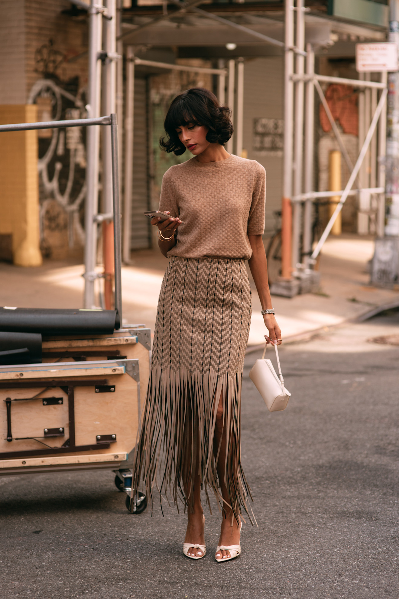 تنورة الشراشيب المرحة مع قميص بسيط وغير متكلف لجعل الانظار كلها تتجه نحو الأسفل