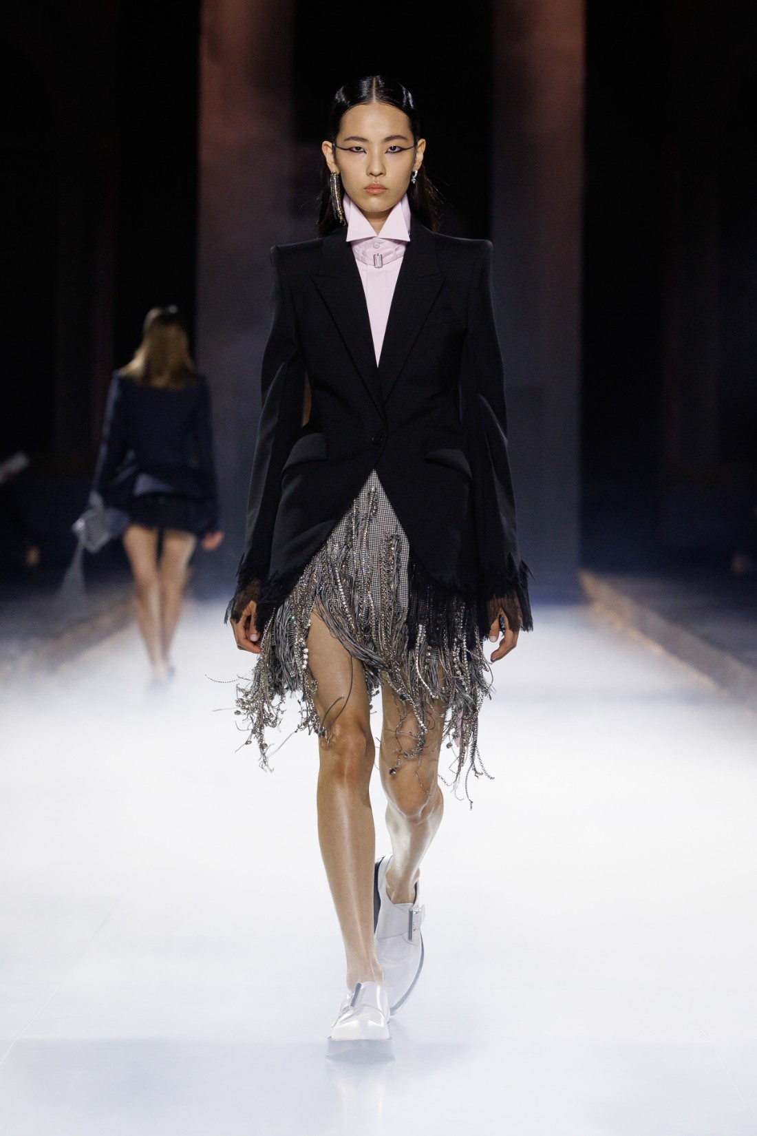 تنورة بالشراشيب من مجموعة Alexander McQueen
