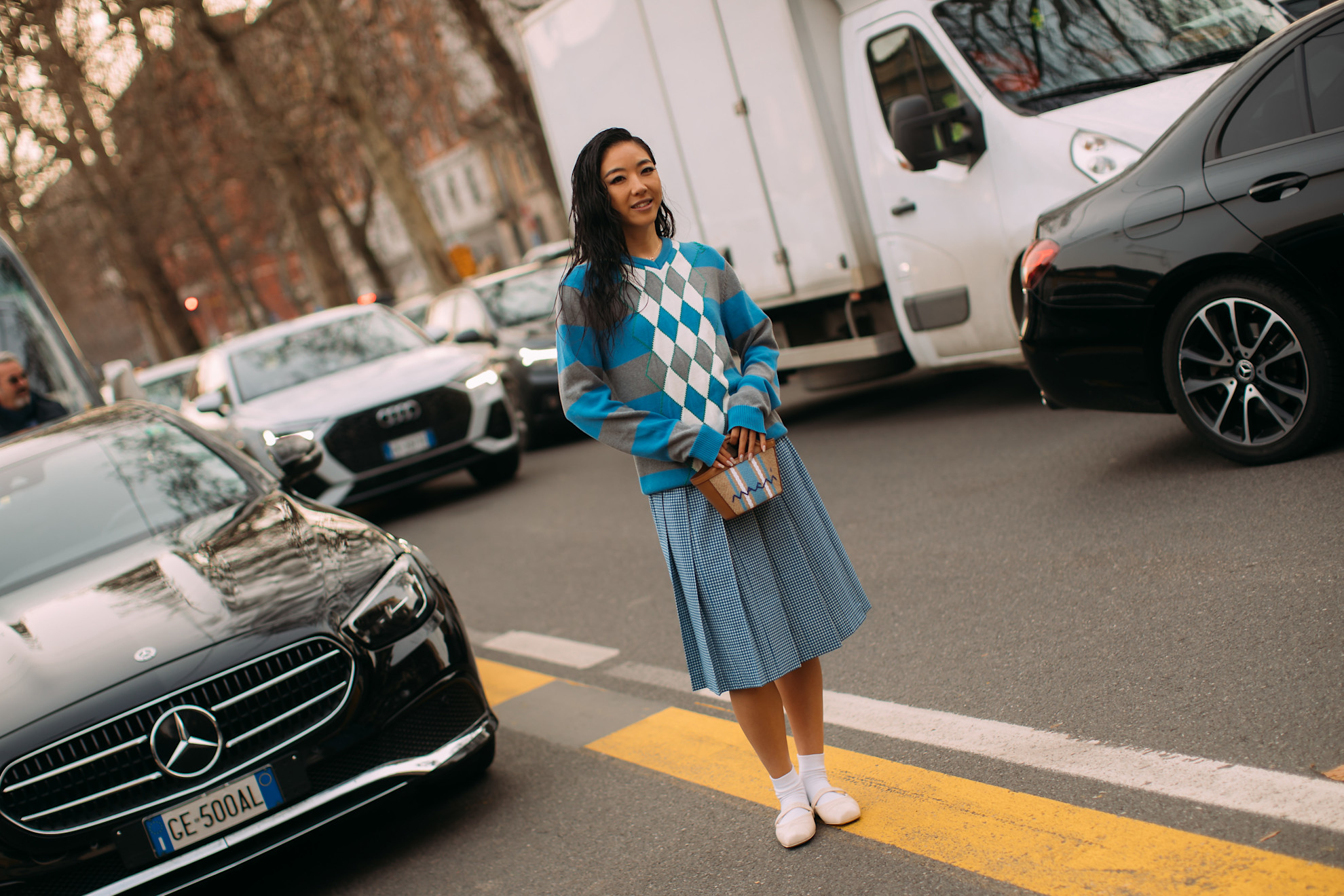 تنورة بكسرات مع بلوزة محبوكة Oversized