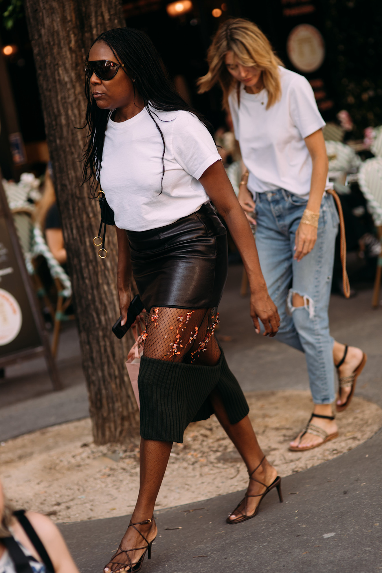 تنورة تجمع بين عدة أقمشة من شوارع باريس